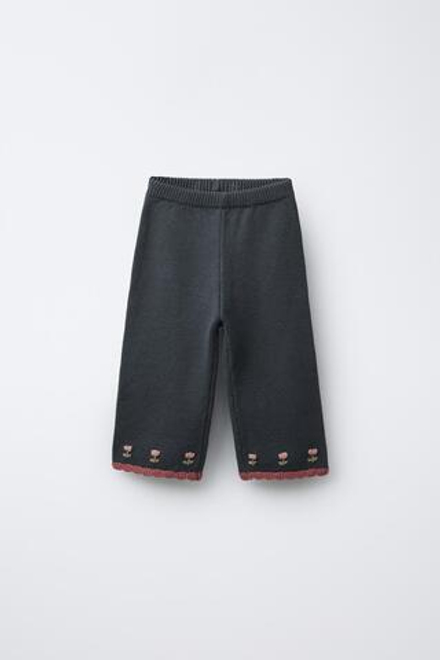 ZARA ТРИКОТАЖНЫЕ БРЮКИ-КЮЛОТЫ С ВЫШИВКОЙ В ВИДЕ ЦВЕТОВ, ВЫЦВЕТШИЙ СИНИЙ