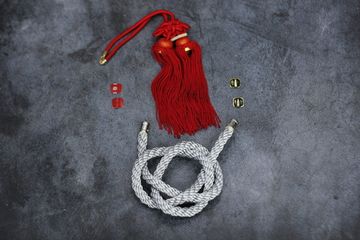 Подвеска в авто Fusa & Kintsuna (серебряный канат, красная кисть)