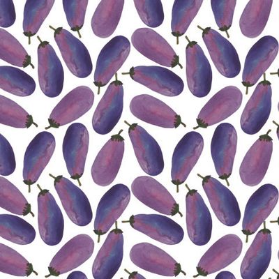 Спелые баклажаны на белом фоне