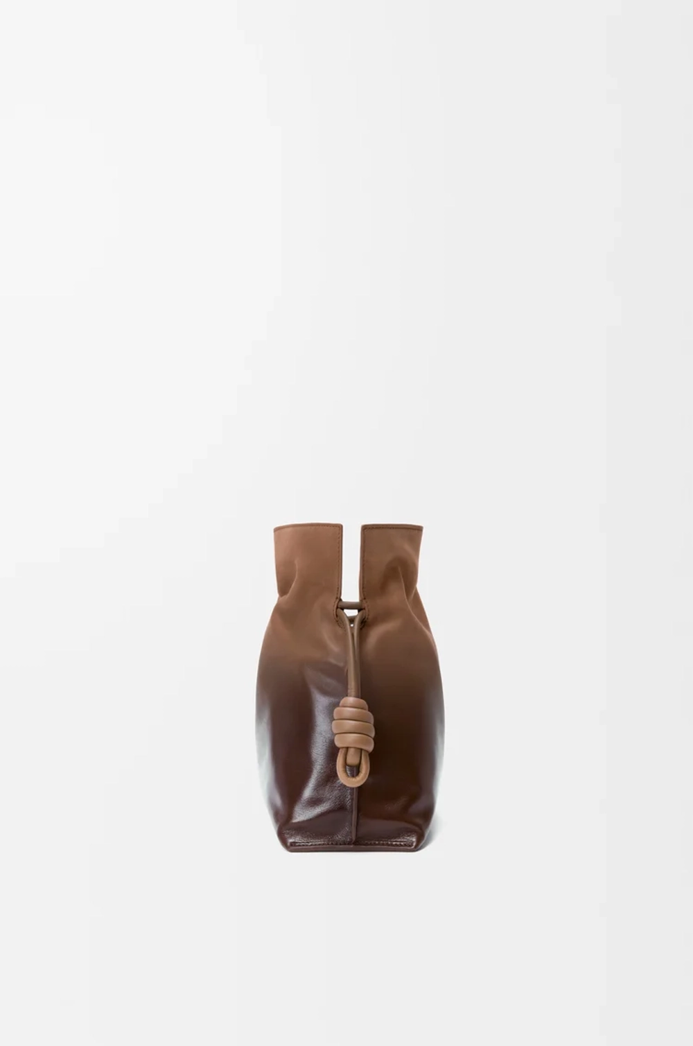 Loewe Средняя сумка-клатч Flamenco из лакированной нубуковой кожи с градиентным переходом цвета, мокко