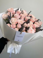 Авторский букет из пионовидных роз с лавандой в оформлении