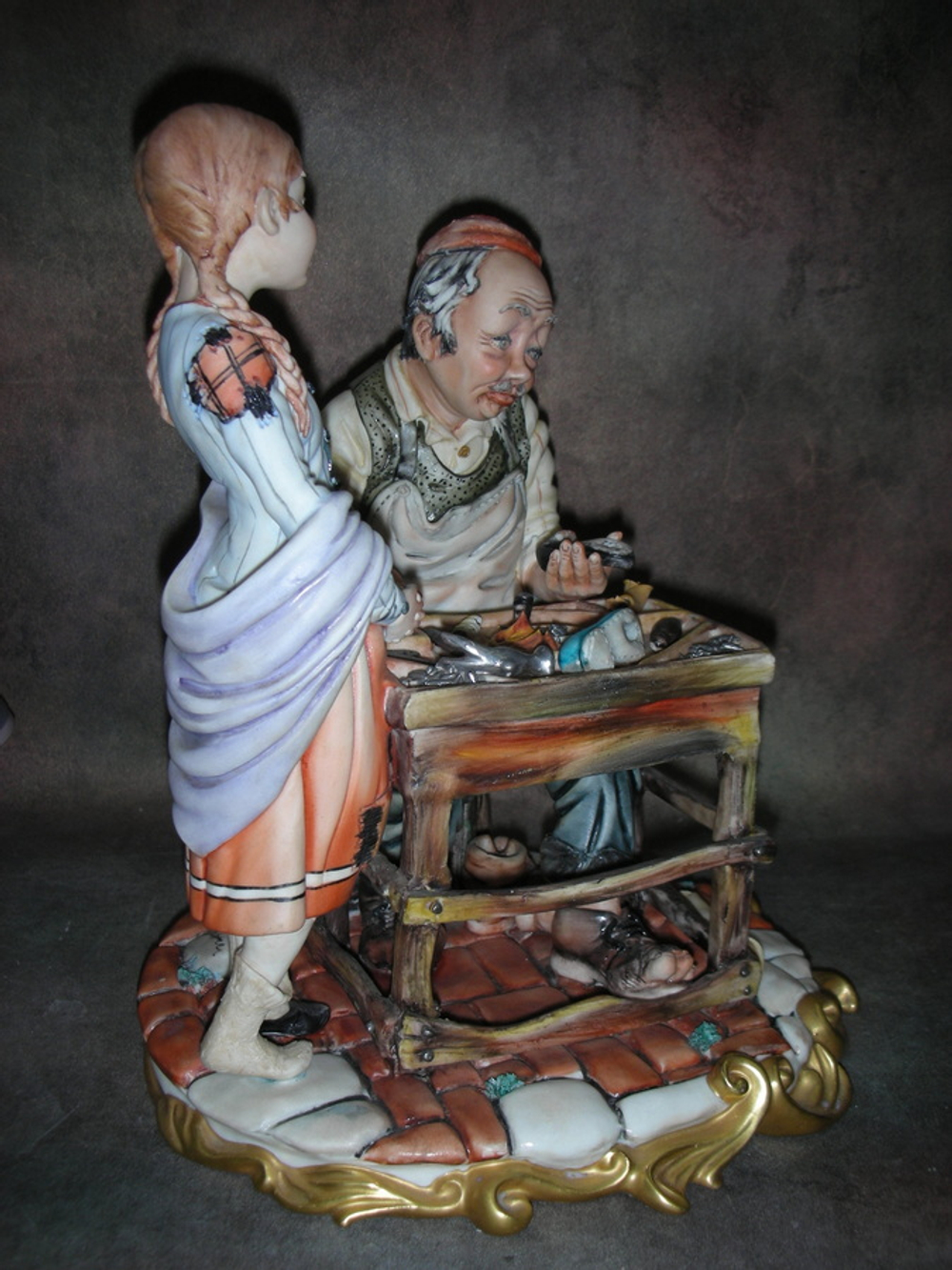 Статуэтка. Фарфор. У Сапожника. Capodimonte. Италия