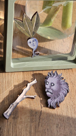 Страдающие броши «Лев и ветка (и грустная брюква)»