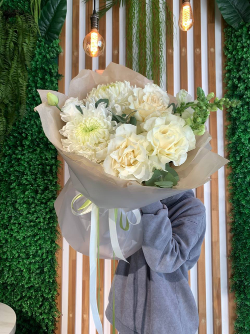 Букет "Мистер Вайт", французские розы, хризантема