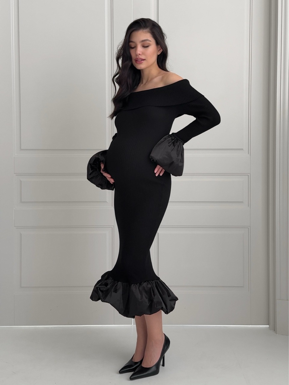 Платье вязаное, длинное, с открытыми плечами, с акцентными рукавами и подолом