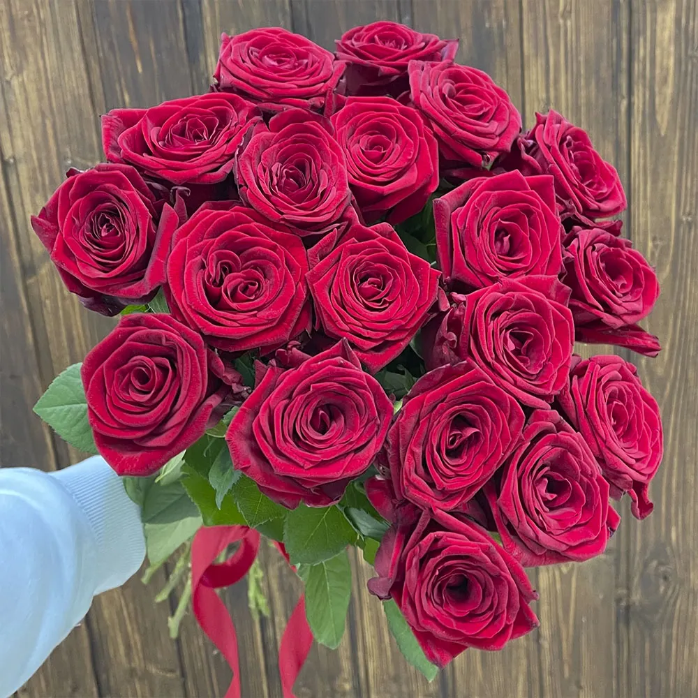 Букет из 19 красных роз