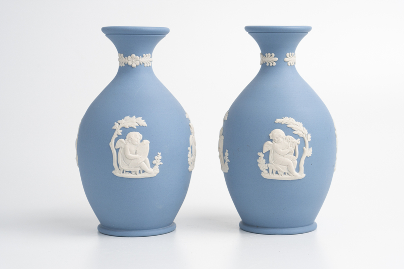 Пара ваз из яшмового фарфора с античными сюжетами