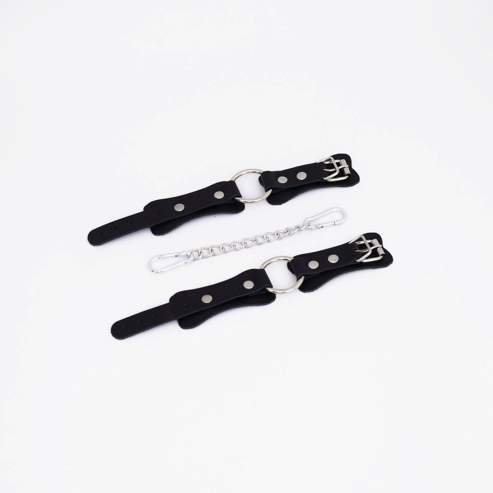 Черные кожаные наручники с кольцом