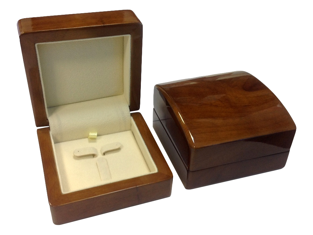 Ореховый глянцевый футляр под ювелирный комплект.