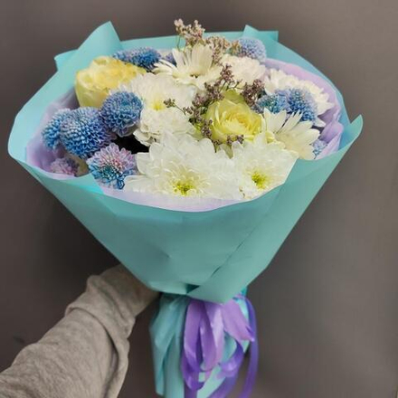 Букет бело голубой с розами и хризантемой