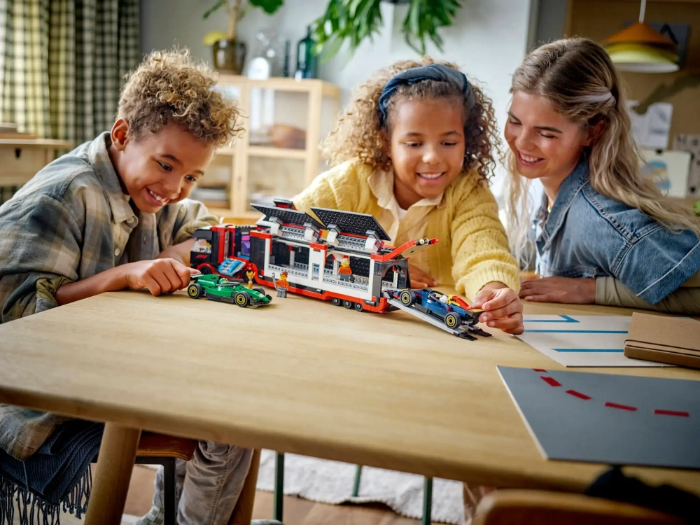 Конструктор LEGO City 60445 Грузовик с автомобилями RB20 и AMR 24 F1