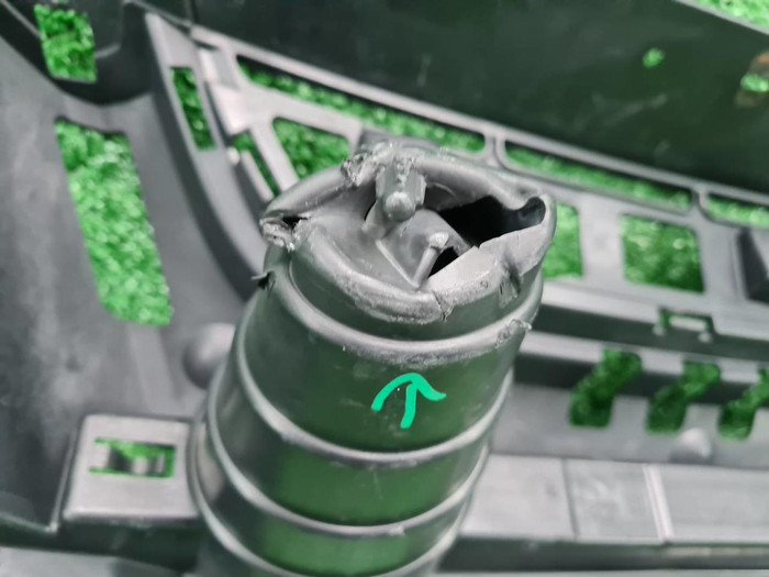 Кронштейн решетки радиатора Ford Kuga 2 (12-16)