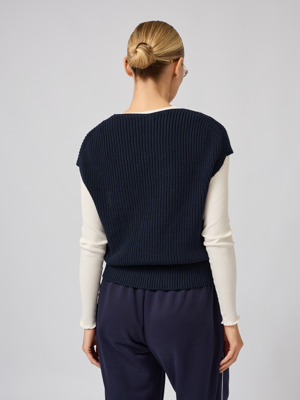 Жилет вязаный на пуговицах