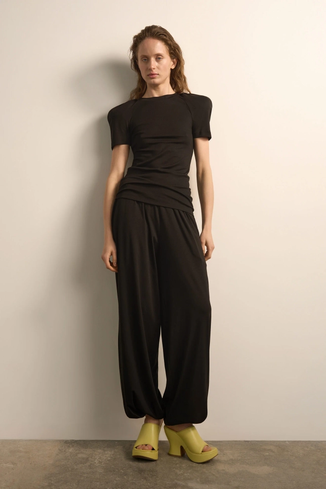 Футболка с акцентным плечом