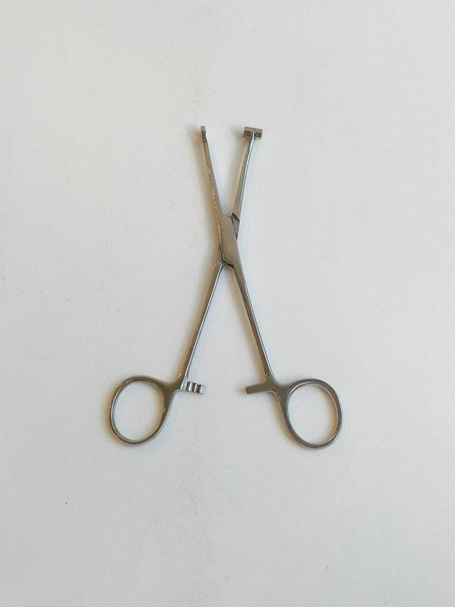 Зажим для трагуса (козелка уха) со стопером и фиксатором