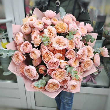 Букет из 15 кустовых пионовидных роз сорта "Julietta" с эвкалиптом