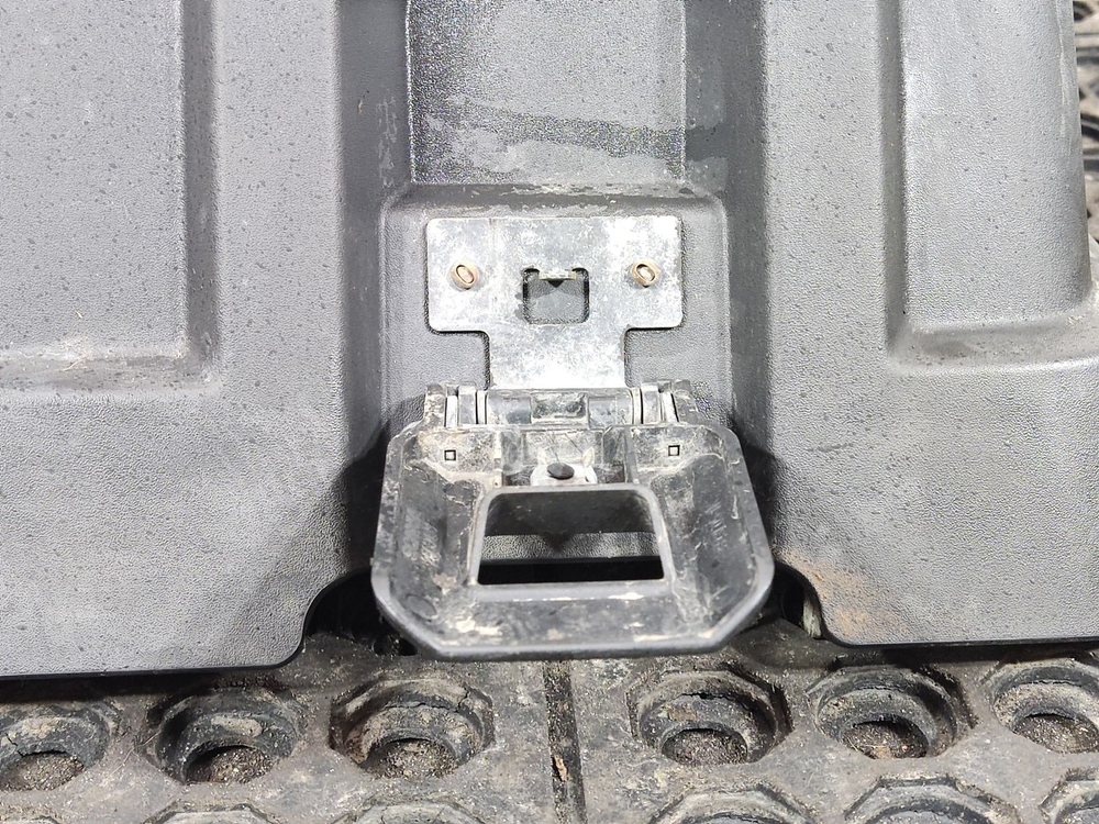 Крышка ящика АКБ 2020г.