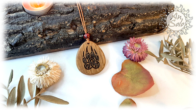 Оберег-капля "Лапа Велеса" волк из дуба