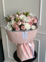 Букет из пионовидных роз, хризантем, зелени и одноголовых роз