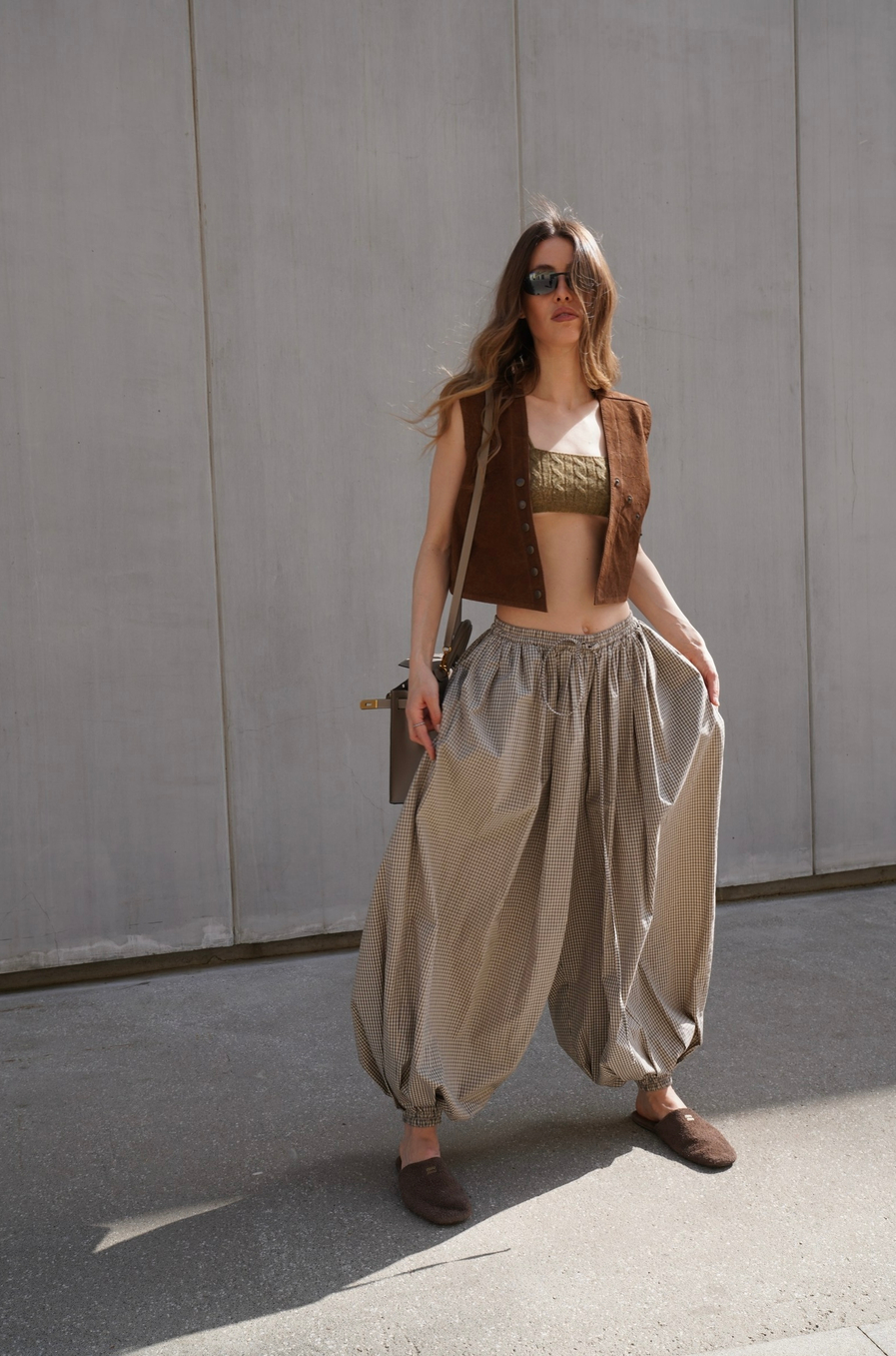 Брюки бананы в клетку