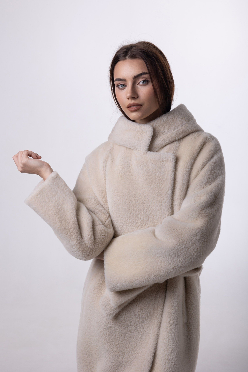 Пальто с капюшоном утепленное