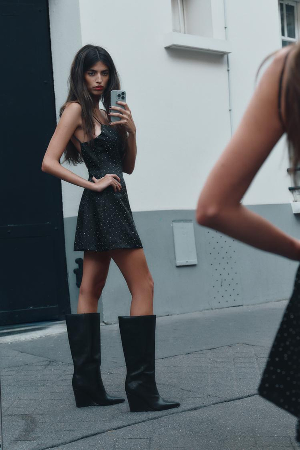 ZARA КОРОТКОЕ АТЛАСНОЕ ПЛАТЬЕ СО СТРАЗАМИ, ЧЕРНЫЙ