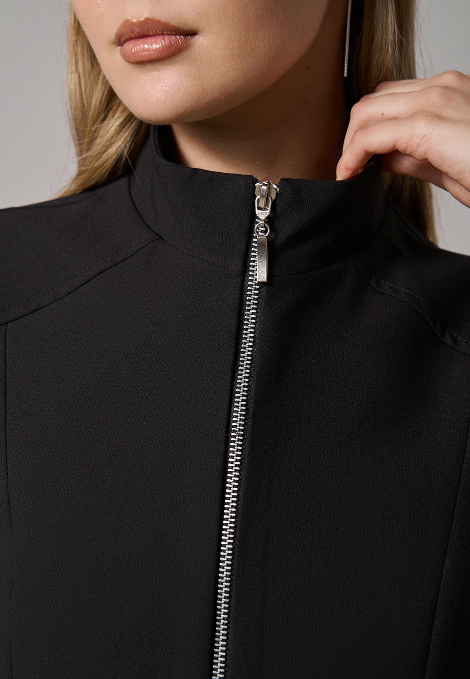 Жилет на молнии черный