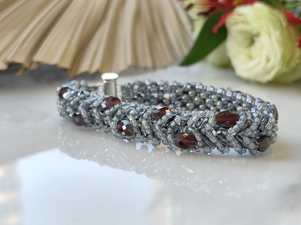 Браслет из бисера "Змейка" ручной работы с камнем Гранат (гроссуляр)