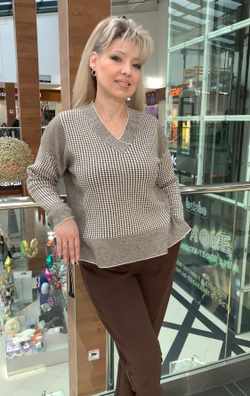 Теплый бежево-коричневый джемпер с разрезами