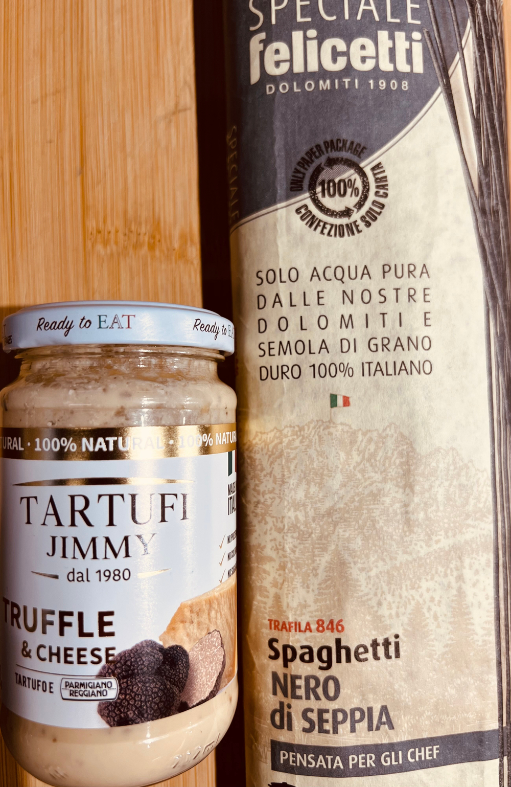 Черные спагетти с белым сливочным трюфельным соусом с сыром Пармиджано Реджиано