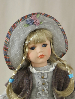 Кукла фарфоровая 12' на подставке