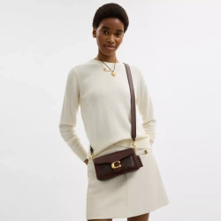 COACH СУМКА ЧЕРЕЗ ПЛЕЧО TABBY 20 ИЗ ФИРМЕННОГО ХОЛСТА, ТЕМНО-КОРИЧНЕВЫЙ