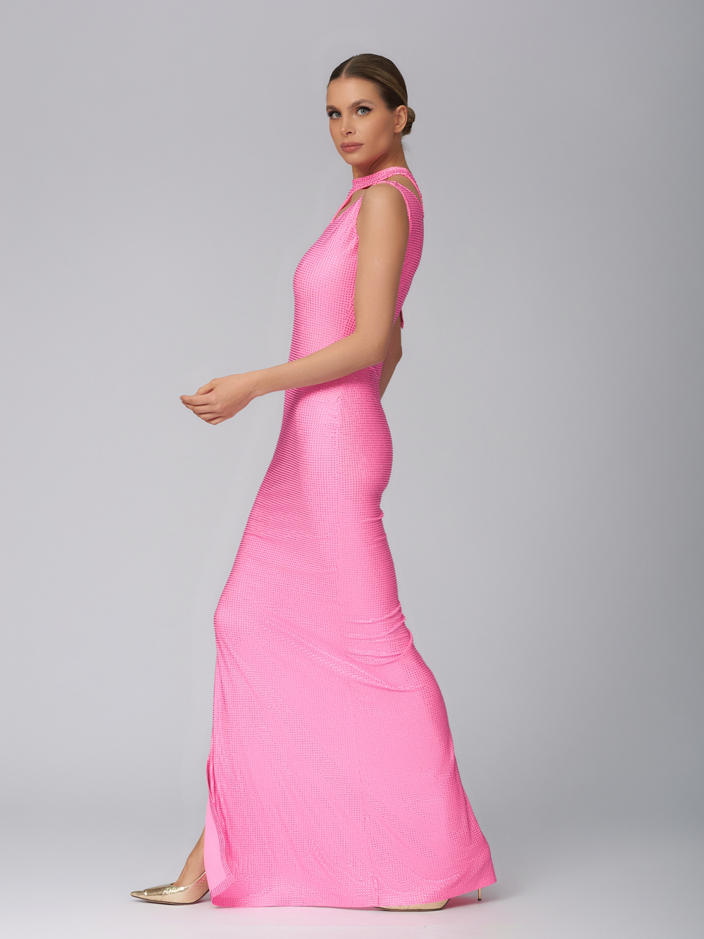 Женское платье макси розовое с асимметричным вырезом и кристаллами