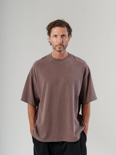 Бордовая футболка с необработанным краем