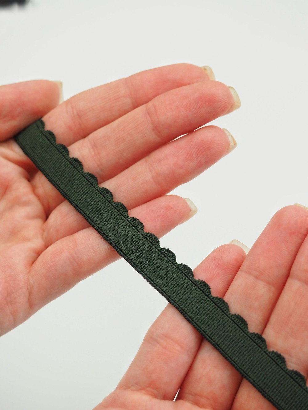 Резинка отделочная хаки ажурная ширина 12 мм с учетом фестона