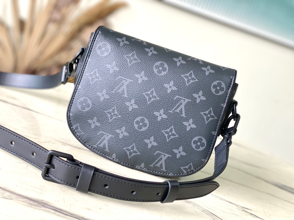 Louis Vuitton Montsouris Messenger PM