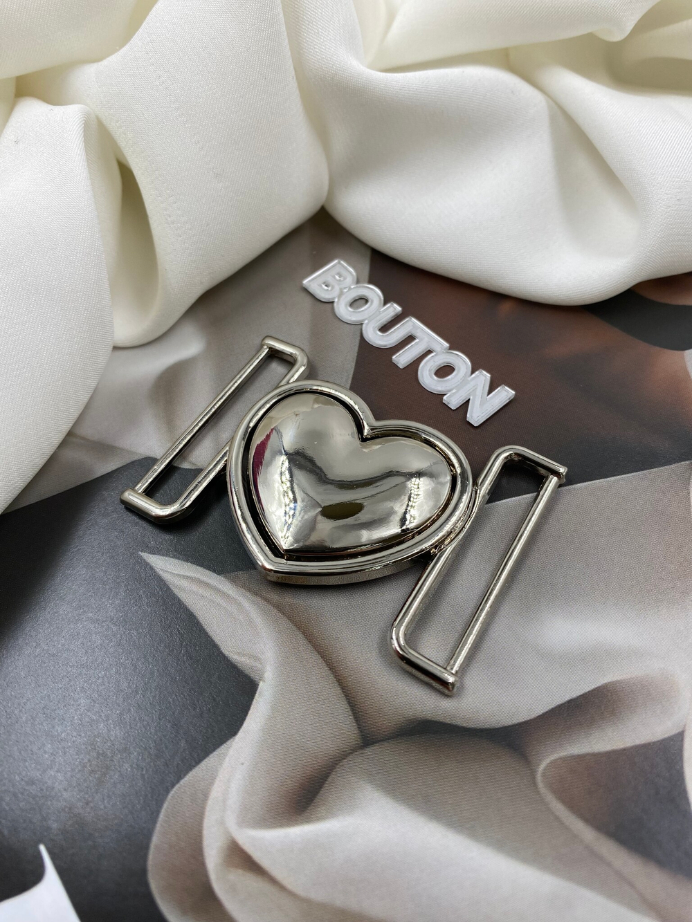 Пряжка застежка металлическая серебристая в форме сердца