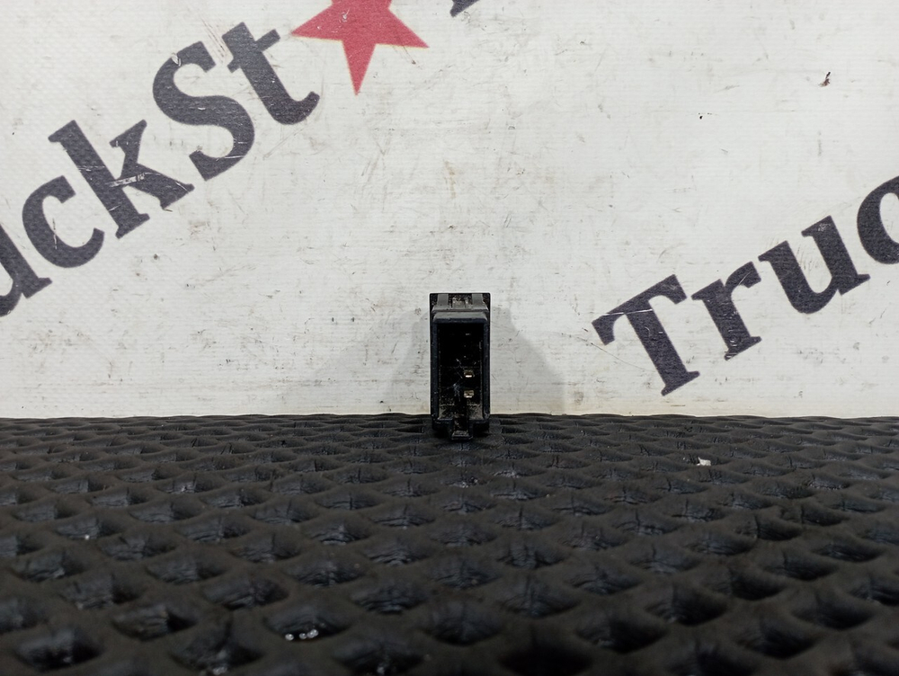 Кнопка включения горного тормоза