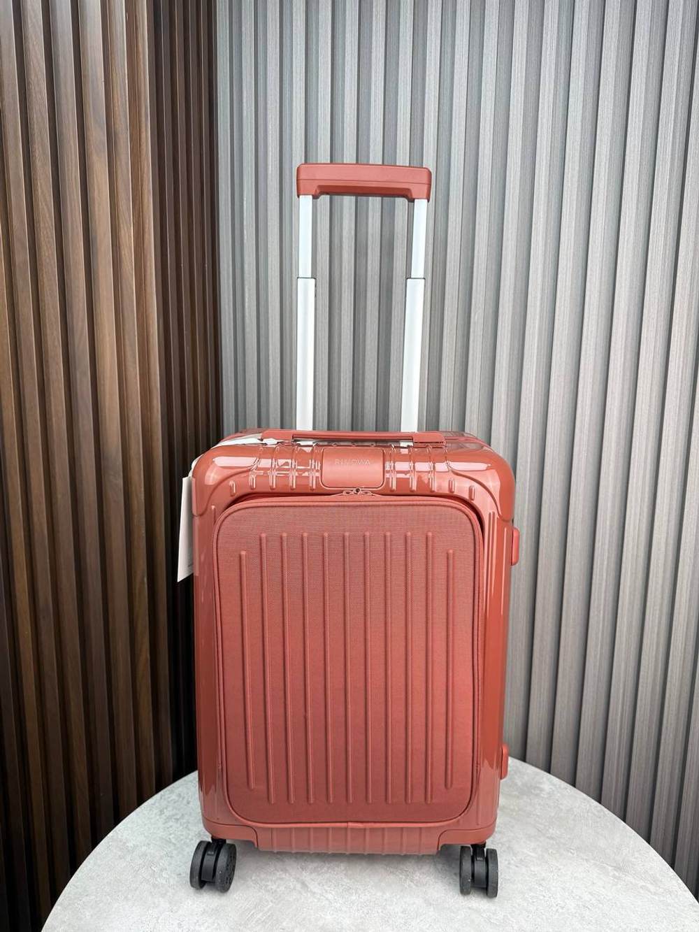 Дорожный чемодан Rimowa Essential Sleeve Cabin с карманом для ноутбука