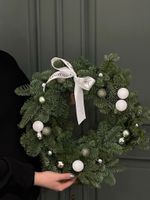 Новогодний венок в бело-серой гамме