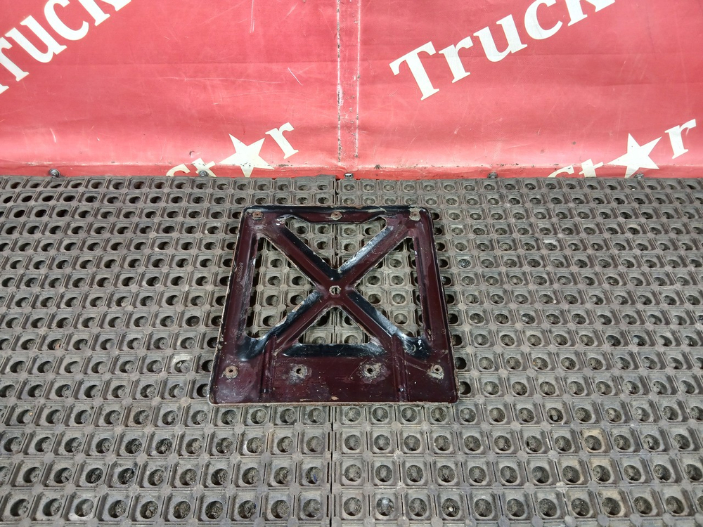 Кронштейн крыла переднего