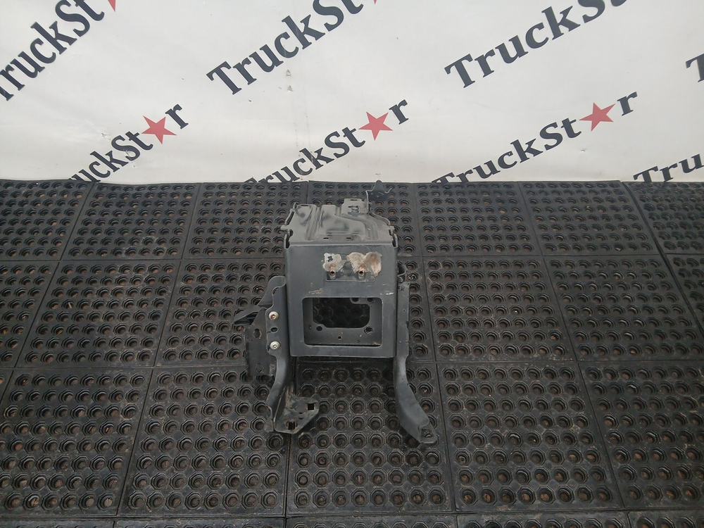 Кронштейн подножки правый