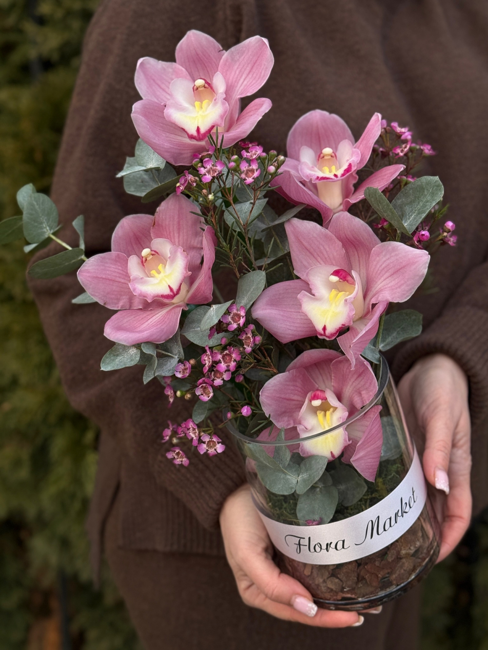 Композиция в стеклянной вазе из орхидей цимбидиума, эвкалипта и декора от Флора Маркет