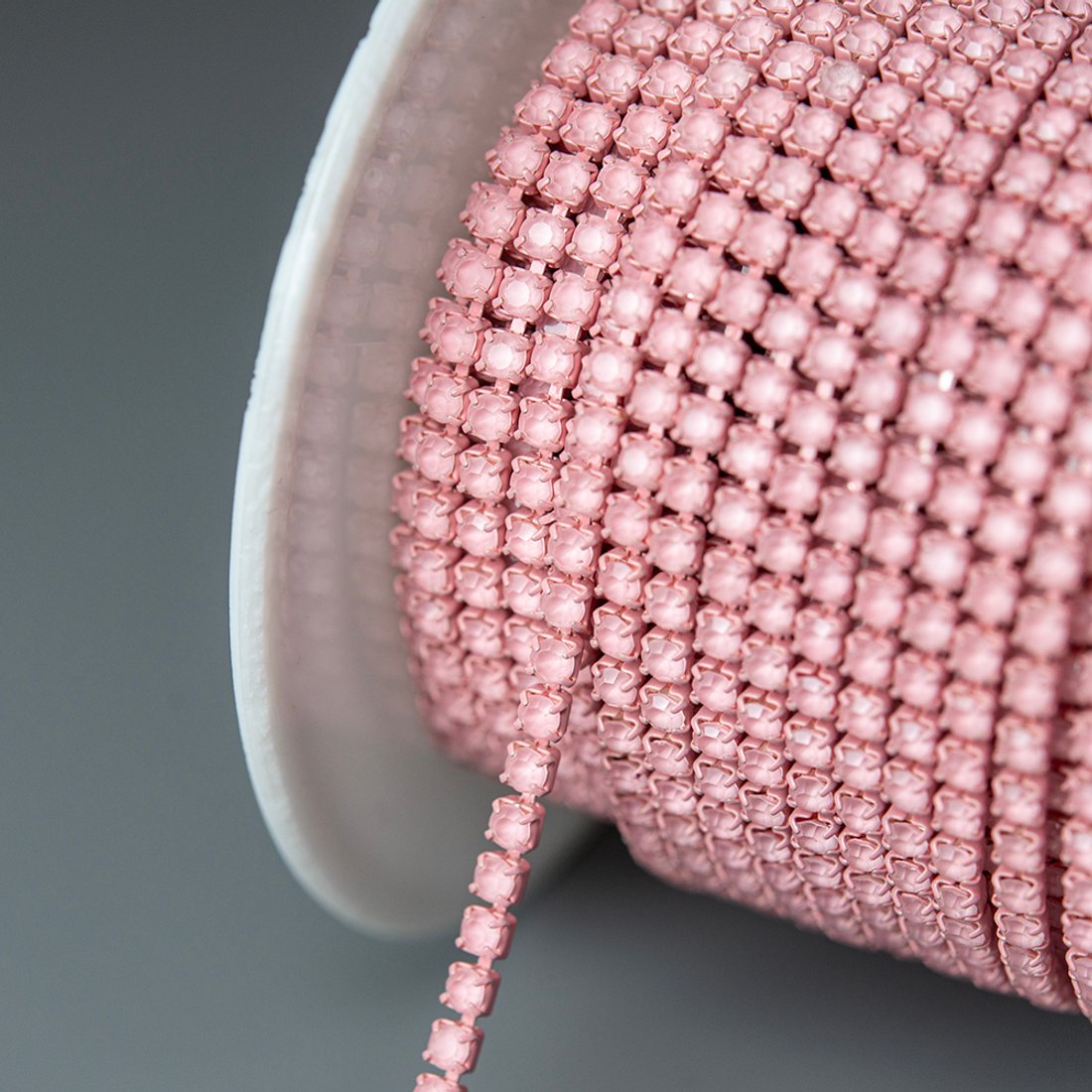 Матовая стразовая цепь, 2мм, розовый кристалл в нежно-розовых цапах