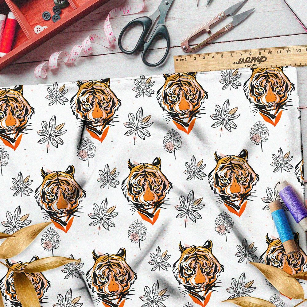 Ткань муслин головы тигров и эскизы листьев на белом фоне