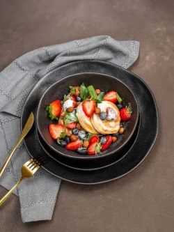 Набор из 2 тарелок 28 см мятый фарфор черная плоская