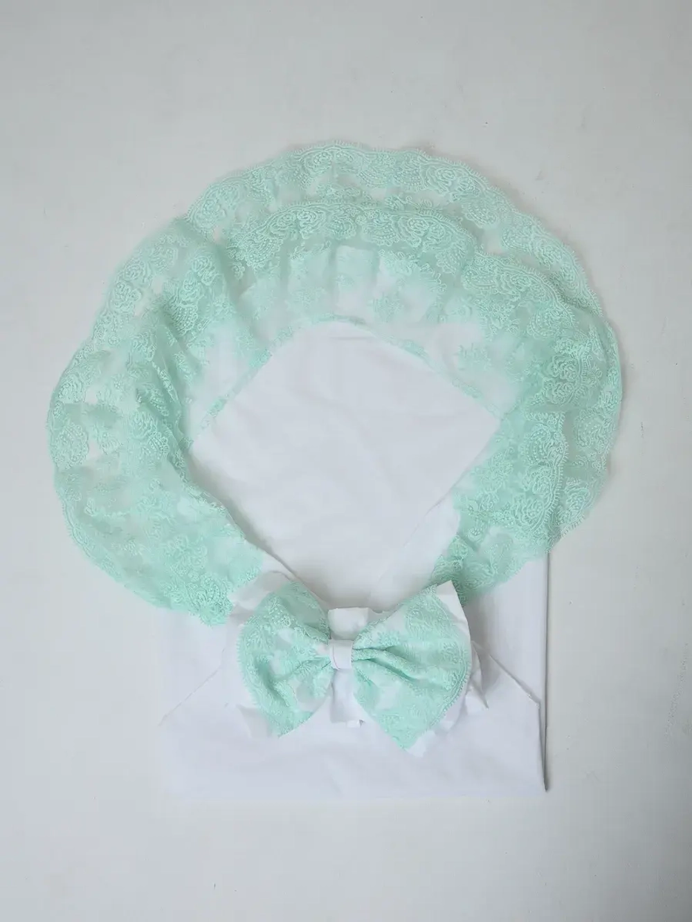 Кружевной уголок и бант на выписку