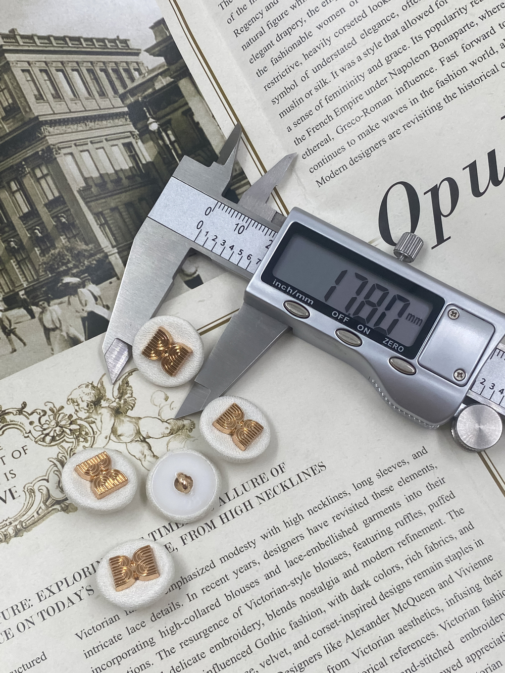 Пуговицы текстильные белые с золотом