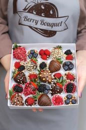 Ягоды в шоколаде Шоколадное ассорти конфеты ручной работы купить