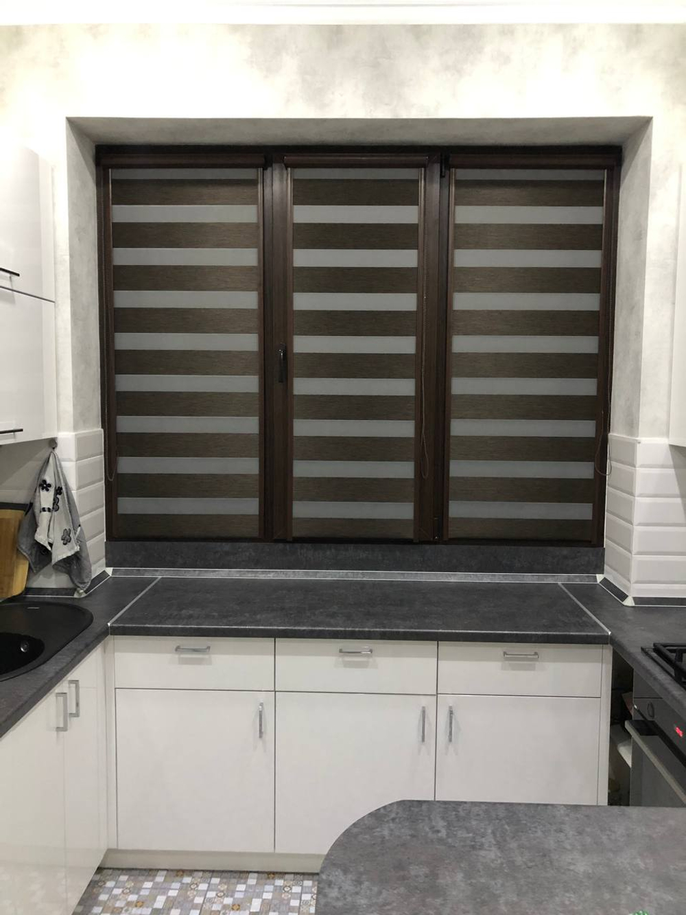 Рулонные шторы день-ночь кассетные с направляющими